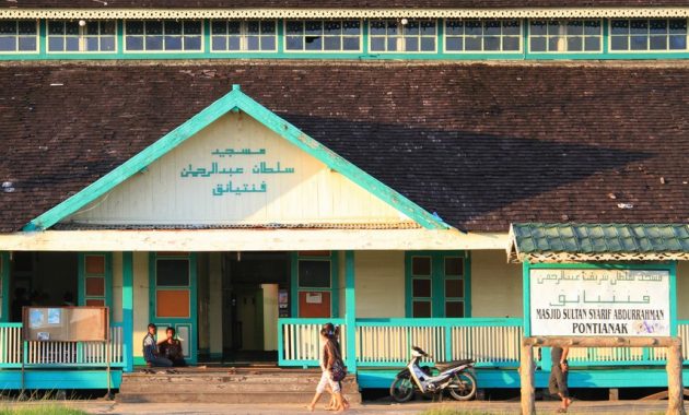 letak masjid jami pontianak kalimantan barat, Masjid Jami Pontianak, Letak Alamat, Profil Sultan Syarif Abdurrahman Alkadrie, Arsitektur Pembangunan