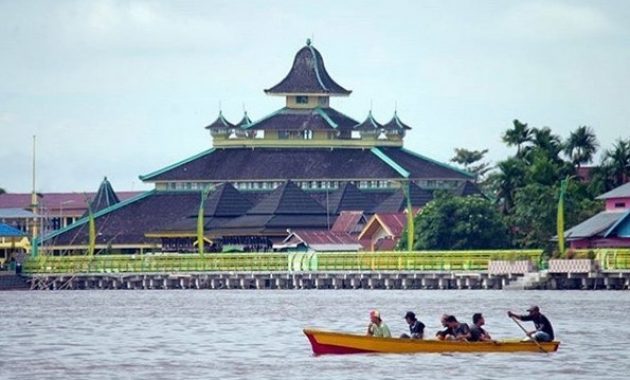 letak masjid jami pontianak kalimantan barat, Masjid Jami Pontianak, Letak Alamat, Profil Sultan Syarif Abdurrahman Alkadrie, Arsitektur Pembangunan