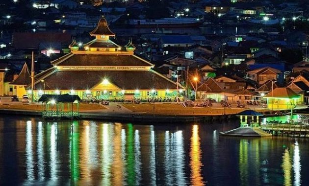 letak masjid jami pontianak kalimantan barat, Masjid Jami Pontianak, Letak Alamat, Profil Sultan Syarif Abdurrahman Alkadrie, Arsitektur Pembangunan
