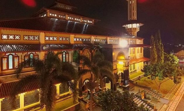 masjid agung cianjur, sisi religius dibalik icon kota