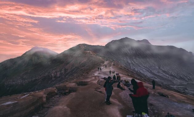 mau mendaki di daerah pulau jawa, ini dia 10 referensi gunung terbaik untuk kalian kunjungi
