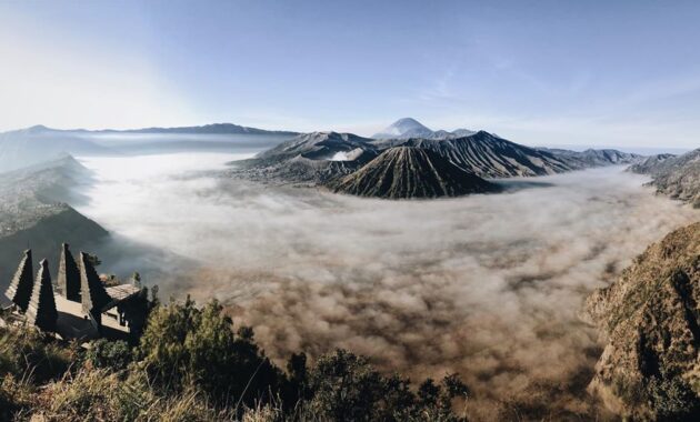 mau mendaki di daerah pulau jawa, ini dia 10 referensi gunung terbaik untuk kalian kunjungi