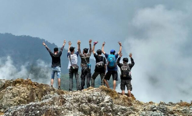 mau mendaki di daerah pulau jawa, ini dia 10 referensi gunung terbaik untuk kalian kunjungi