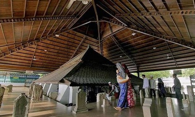 menelusuri jejak sunan bonang: wali 9 yang memiliki 4 lokasi makam
