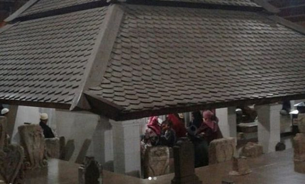 menelusuri jejak sunan bonang: wali 9 yang memiliki 4 lokasi makam