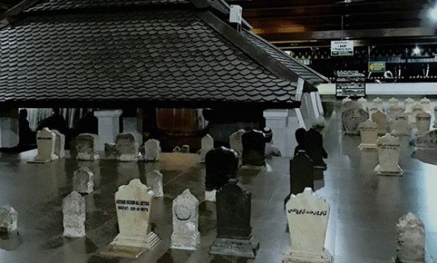 menelusuri jejak sunan bonang: wali 9 yang memiliki 4 lokasi makam