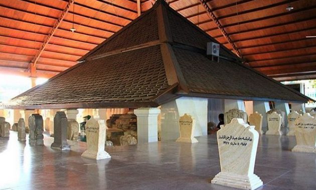 menelusuri jejak sunan bonang: wali 9 yang memiliki 4 lokasi makam