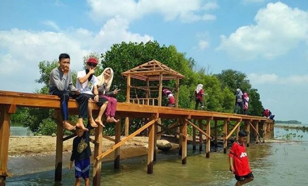mengintip pesona surga tersembunyi di pantai morodemak, Ragam Destinasi di Kawasan Morodemak, Keunikan yang Dimiliki Morodemak, Menilik Uniknya Tradisi Sedekah Laut, Tari Zippin Khas Demak yang Memikat, Ragam Cita Rasa Kuliner Morodemak