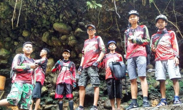 menikmati keindahan air terjun curug dago, Keindahan Air Terjun, Mengenal Kawasan, Rute dan Lokasi, Area Parkir, Fasilitas Yg Ada
