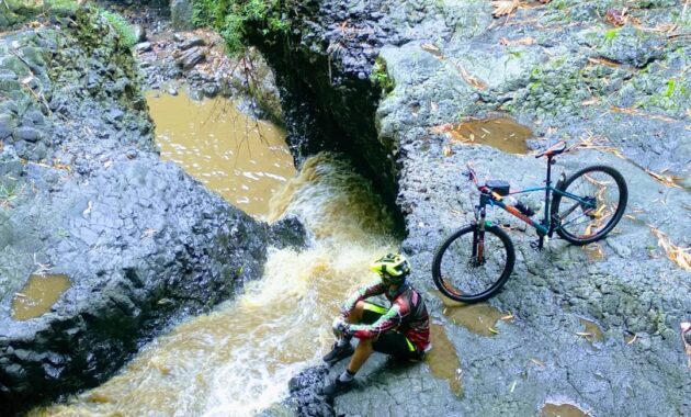 menikmati keindahan air terjun curug dago, Keindahan Air Terjun, Mengenal Kawasan, Rute dan Lokasi, Area Parkir, Fasilitas Yg Ada