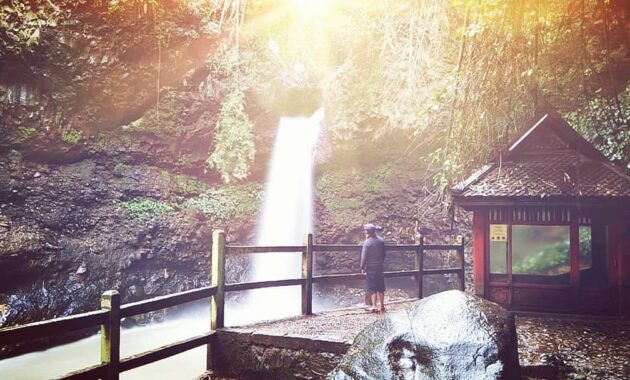 Menikmati Keindahan Air Terjun Curug Dago