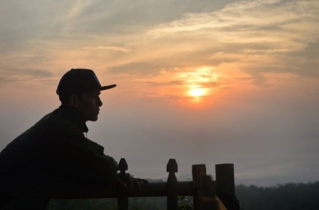 fasilitas di puncak gunung lanang, gunung lanang, lokasi gunung lanang, puncak gunung lanang, puncak gunung lanang jogja, puncak gunung lanang kulonprogo, rute menuju puncak gunung lanang, sunset di gunung lanang, tiket masuk puncak gunung lanang, menikmati panorama di puncak gunung lanang kulonprogo