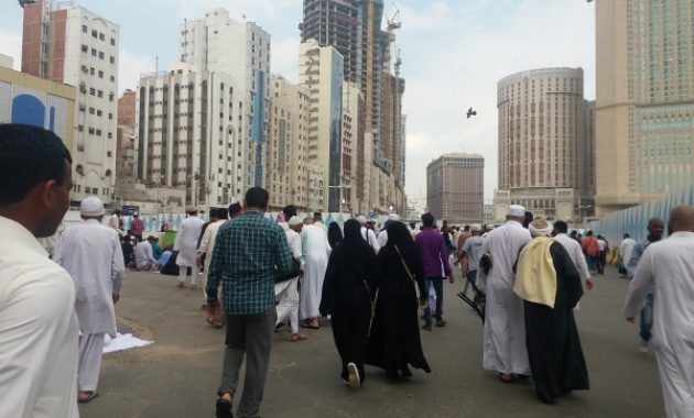 menilik suasana lebaran di mekkah, tidak ada konvoi