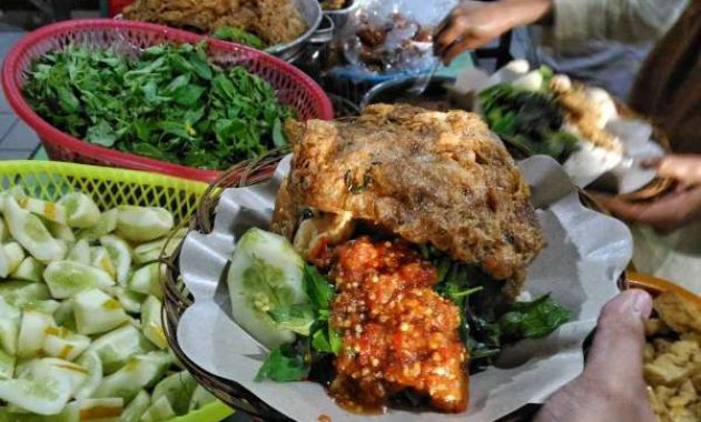 menjelajah banyuwangi ala backpacker, ini tips yang bisa kamu ikuti !, 1. Gunakan Kereta Api, 2. Pilih Dormitory Untuk Bermalam, 3. Bawa Barang &amp; Pakaian Secukupnya, 4. Makan Makanan Warga Lokal, 5. Berburu Sunset di Pantai Pulau Merah