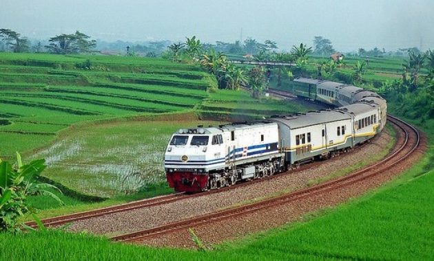 menjelajah banyuwangi ala backpacker, ini tips yang bisa kamu ikuti !, 1. Gunakan Kereta Api, 2. Pilih Dormitory Untuk Bermalam, 3. Bawa Barang &amp; Pakaian Secukupnya, 4. Makan Makanan Warga Lokal, 5. Berburu Sunset di Pantai Pulau Merah