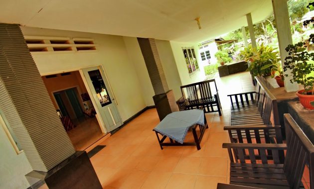 menjelajah banyuwangi ala backpacker, ini tips yang bisa kamu ikuti !, 1. Gunakan Kereta Api, 2. Pilih Dormitory Untuk Bermalam, 3. Bawa Barang &amp; Pakaian Secukupnya, 4. Makan Makanan Warga Lokal, 5. Berburu Sunset di Pantai Pulau Merah