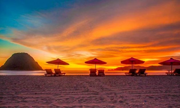 menjelajah banyuwangi ala backpacker, ini tips yang bisa kamu ikuti !, 1. Gunakan Kereta Api, 2. Pilih Dormitory Untuk Bermalam, 3. Bawa Barang &amp; Pakaian Secukupnya, 4. Makan Makanan Warga Lokal, 5. Berburu Sunset di Pantai Pulau Merah
