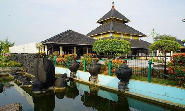 menyelami indahnya wisata religi masjid agung demak, Mengintip Keindahan Detail Arsitektur Masjid Agung Demak, Menapaki Jejak Kisah dan Peninggalan Masjid Agung Demak, Sisi lain Masjid Agung Demak, Ragamnya Destinasi Wisata Demak, Rute Jalan