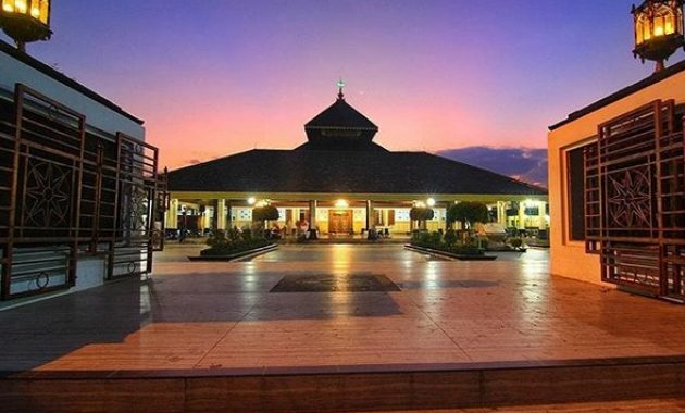 menyelami indahnya wisata religi masjid agung demak, Mengintip Keindahan Detail Arsitektur Masjid Agung Demak, Menapaki Jejak Kisah dan Peninggalan Masjid Agung Demak, Sisi lain Masjid Agung Demak, Ragamnya Destinasi Wisata Demak, Rute Jalan