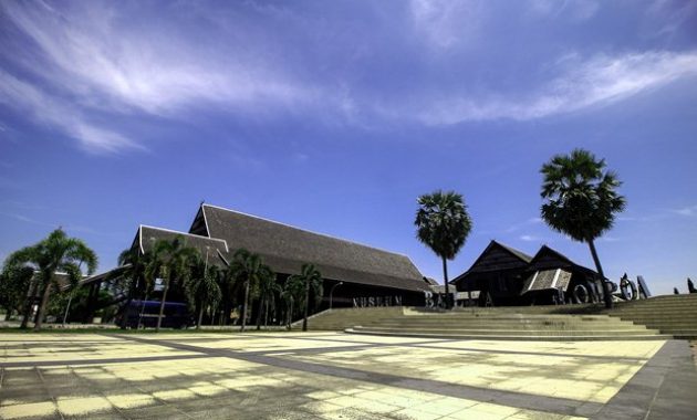 museum balla lompoa makassar, apa saja koleksi didalamnya