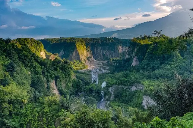 ngarai sianok, destinasi wisata alam dengan panorama menakjubkan di agam