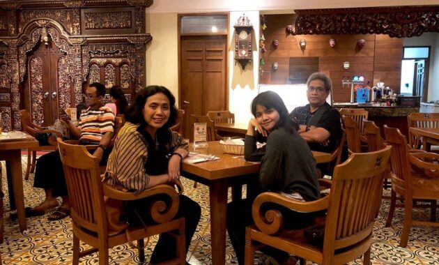 nikmati sensasi makan dengan suasana tempoe doeloe di koenokoeni cafe, Daftar Harga Menu, Daftar Harga Minuman, Jalan Menuju Lokasi, Fasilitas , Review Koenokoeni Cafe Galery