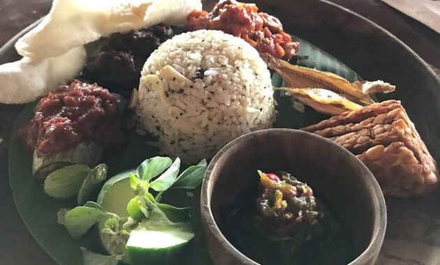nikmati sensasi makan dengan suasana tempoe doeloe di koenokoeni cafe, Daftar Harga Menu, Daftar Harga Minuman, Jalan Menuju Lokasi, Fasilitas , Review Koenokoeni Cafe Galery