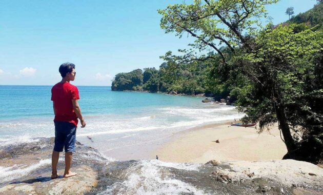 pantai banyu anjlok malang, adakah fasilitas snorkeling dan berapa harga tiket masuknya?