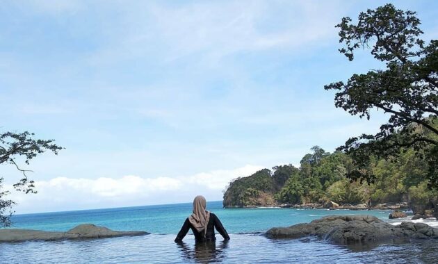 pantai banyu anjlok malang, adakah fasilitas snorkeling dan berapa harga tiket masuknya?