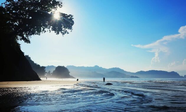 pantai banyu anjlok malang, adakah fasilitas snorkeling dan berapa harga tiket masuknya?