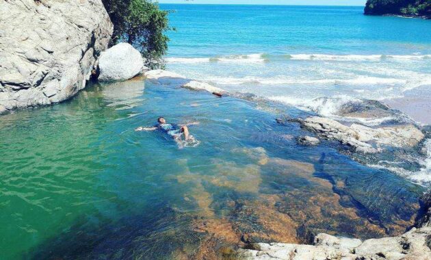 pantai banyu anjlok malang, adakah fasilitas snorkeling dan berapa harga tiket masuknya?