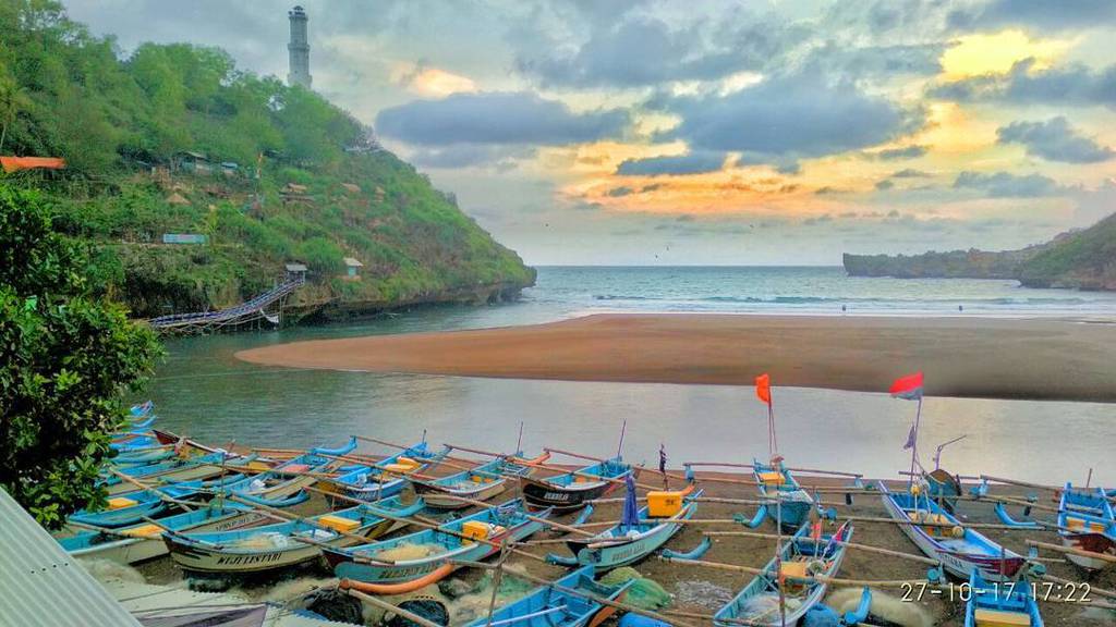 akomodasi di pantai baron, aktivitas di pantai baron, fasilitas pantai baron, foto pantai baron, gambar pantai baron, keindahan pantai baron, letak pantai baron, lokasi pantai baron, pantai baron, penginapan di pantai baron, rute pantai baron, pantai baron gunung kidul: harga tiket, daya tarik, aktivitas seru dll