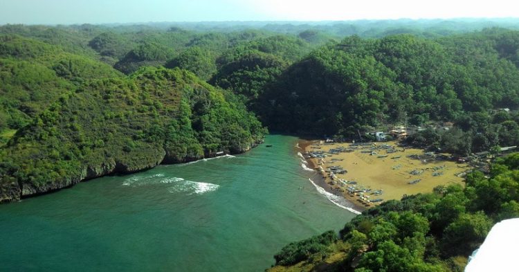 akomodasi di pantai baron, aktivitas di pantai baron, fasilitas pantai baron, foto pantai baron, gambar pantai baron, keindahan pantai baron, letak pantai baron, lokasi pantai baron, pantai baron, penginapan di pantai baron, rute pantai baron, pantai baron gunung kidul: harga tiket, daya tarik, aktivitas seru dll