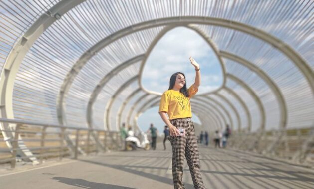 pantai boom banyuwangi yang jembatannya disebut dion wiyoko seperti helix bridge singapura