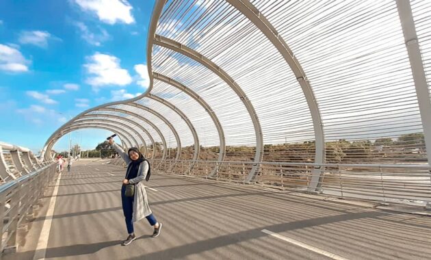 pantai boom banyuwangi yang jembatannya disebut dion wiyoko seperti helix bridge singapura