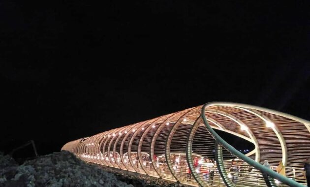 pantai boom banyuwangi yang jembatannya disebut dion wiyoko seperti helix bridge singapura