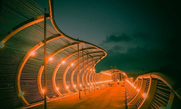 pantai boom banyuwangi yang jembatannya disebut dion wiyoko seperti helix bridge singapura