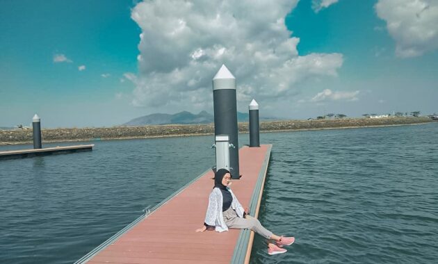 pantai boom banyuwangi yang jembatannya disebut dion wiyoko seperti helix bridge singapura