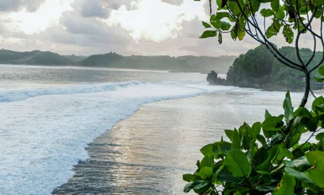 pantai gondo mayit blitar
