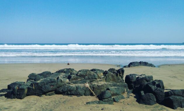 pantai jolosutro blitar jawa timur, dan berapa harga tiket masuknya dan buka atau tutup?, Keindahan Lokasi, Rute Menuju Lokasi, Harga Tiket Masuk, Larangan, Cerita Mistis