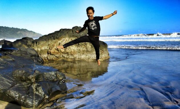 pantai jolosutro blitar jawa timur, dan berapa harga tiket masuknya dan buka atau tutup?, Keindahan Lokasi, Rute Menuju Lokasi, Harga Tiket Masuk, Larangan, Cerita Mistis