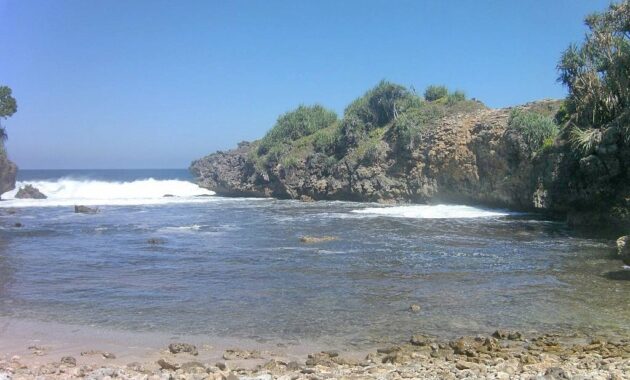 pantai jonggring saloka, Harga Tiket Masuk, Tidak Asing, Pesona Keindahan , Watu Ngebros, Rute Menuju Pantai 