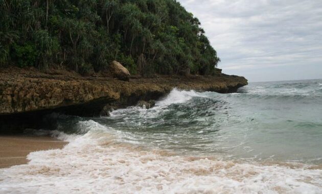 pantai jonggring saloka, Harga Tiket Masuk, Tidak Asing, Pesona Keindahan , Watu Ngebros, Rute Menuju Pantai 