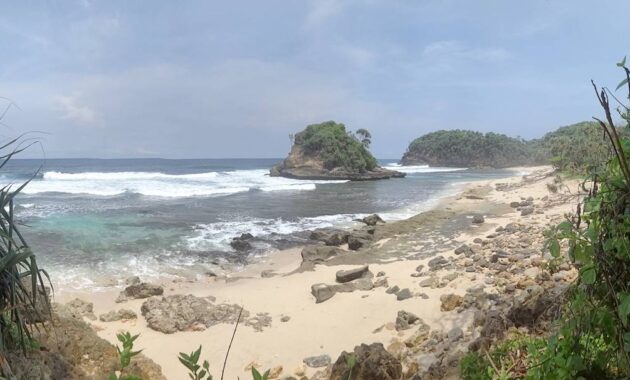 pantai jonggring saloka, Harga Tiket Masuk, Tidak Asing, Pesona Keindahan , Watu Ngebros, Rute Menuju Pantai 