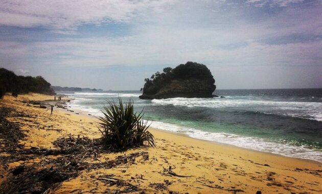 Pantai Jonggring Saloka