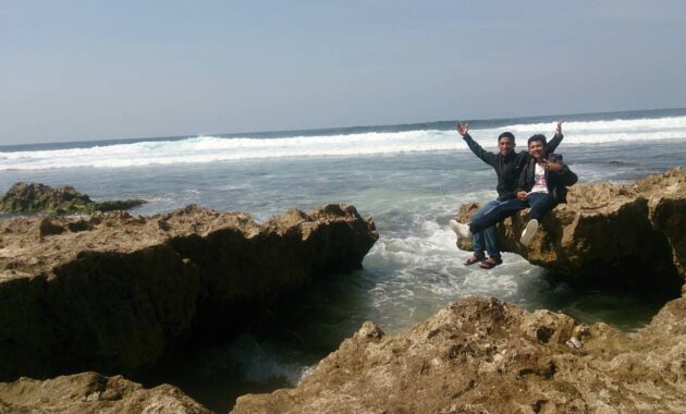 pantai jonggring saloka, Harga Tiket Masuk, Tidak Asing, Pesona Keindahan , Watu Ngebros, Rute Menuju Pantai 