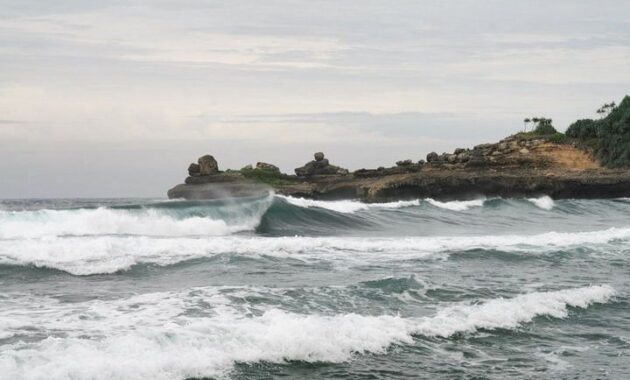 pantai jonggring saloka, Harga Tiket Masuk, Tidak Asing, Pesona Keindahan , Watu Ngebros, Rute Menuju Pantai 