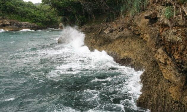 pantai jonggring saloka, Harga Tiket Masuk, Tidak Asing, Pesona Keindahan , Watu Ngebros, Rute Menuju Pantai 