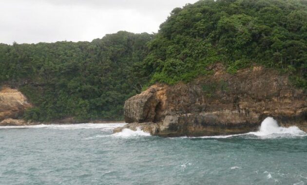 pantai jonggring saloka, Harga Tiket Masuk, Tidak Asing, Pesona Keindahan , Watu Ngebros, Rute Menuju Pantai 