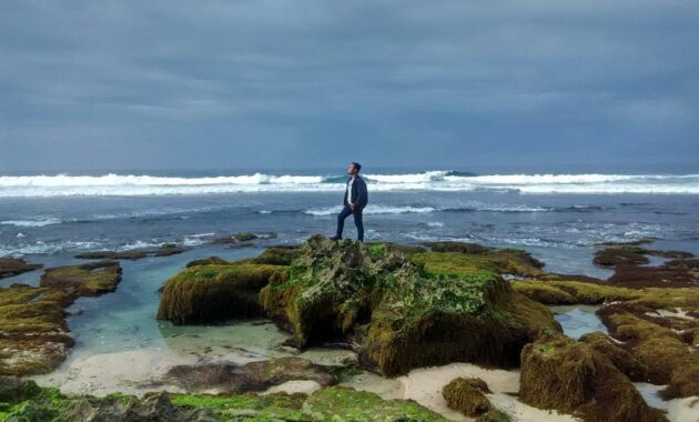 pantai jonggring saloka, Harga Tiket Masuk, Tidak Asing, Pesona Keindahan , Watu Ngebros, Rute Menuju Pantai 